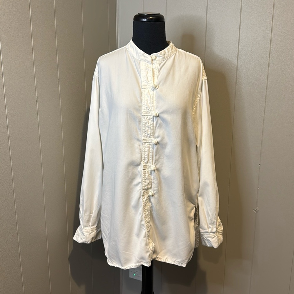 Democracy Women’s Medium Plastic Knot Clasps Long Sleeve Shirt Coastal
